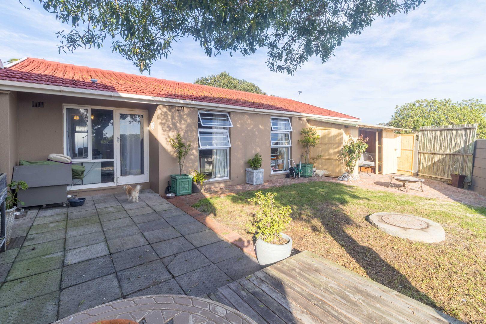 3 Bedroom House for sale in Van Riebeeckstrand P24114561346