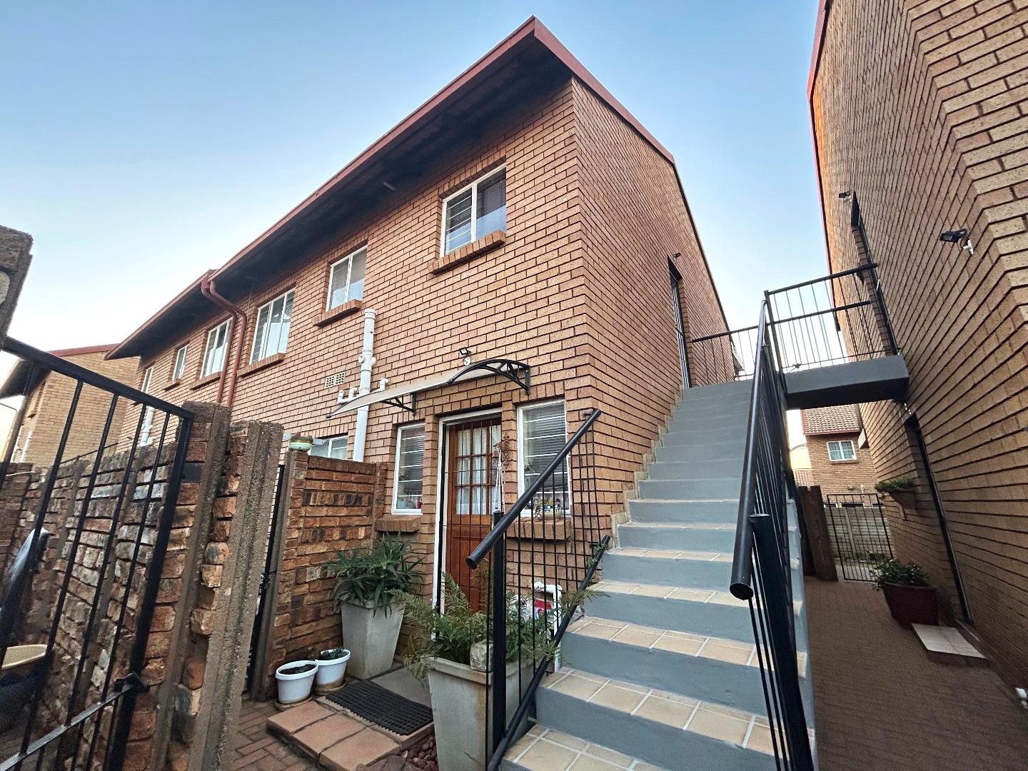 2 Bedroom Apartment / flat for sale in Pierre Van Ryneveld P24114562775