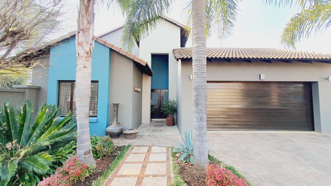 4 Bedroom House for sale in Midfield Estate P24114560525