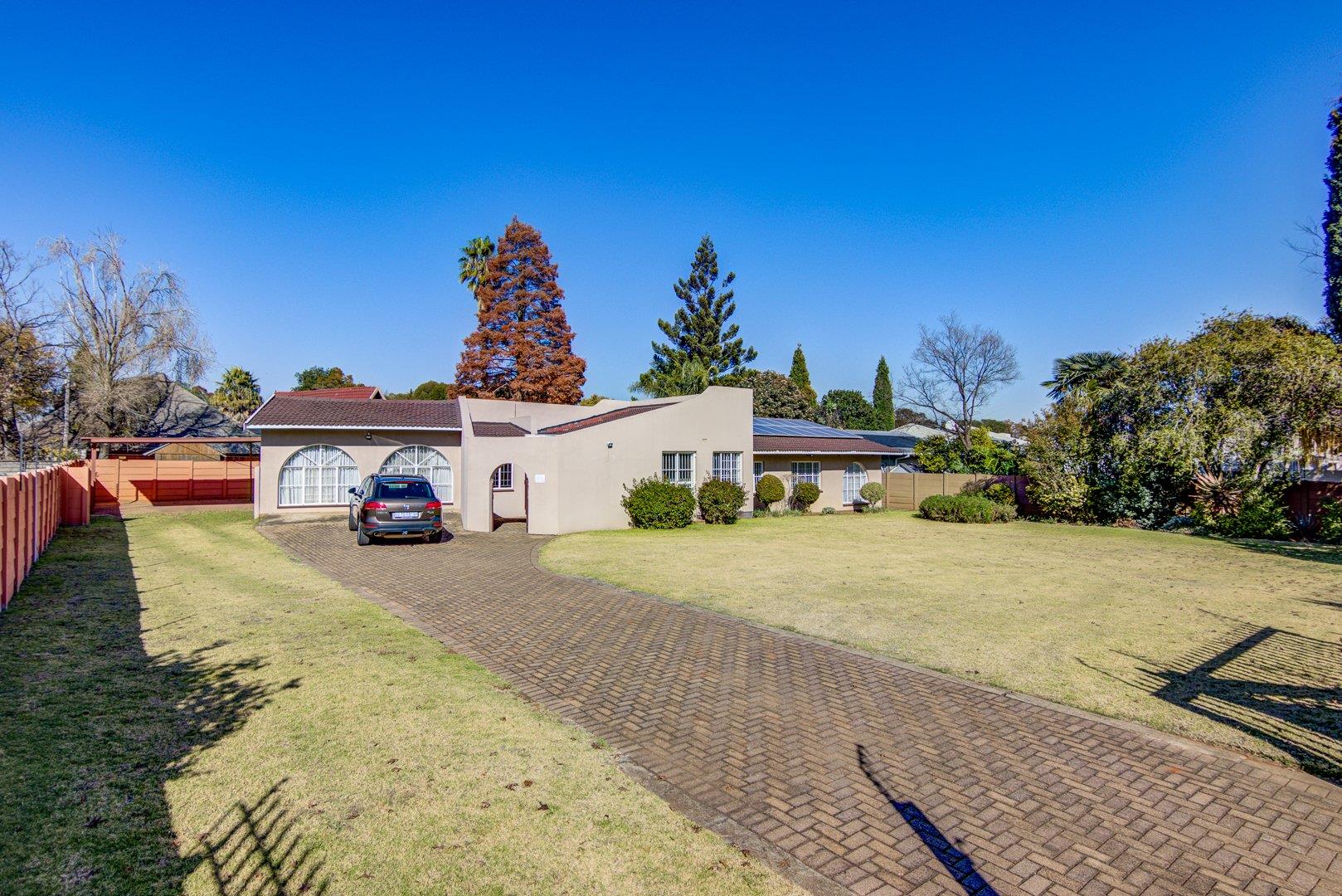 5 Bedroom House for sale in Van Riebeeck Park 8 Seekoei Avenue P24