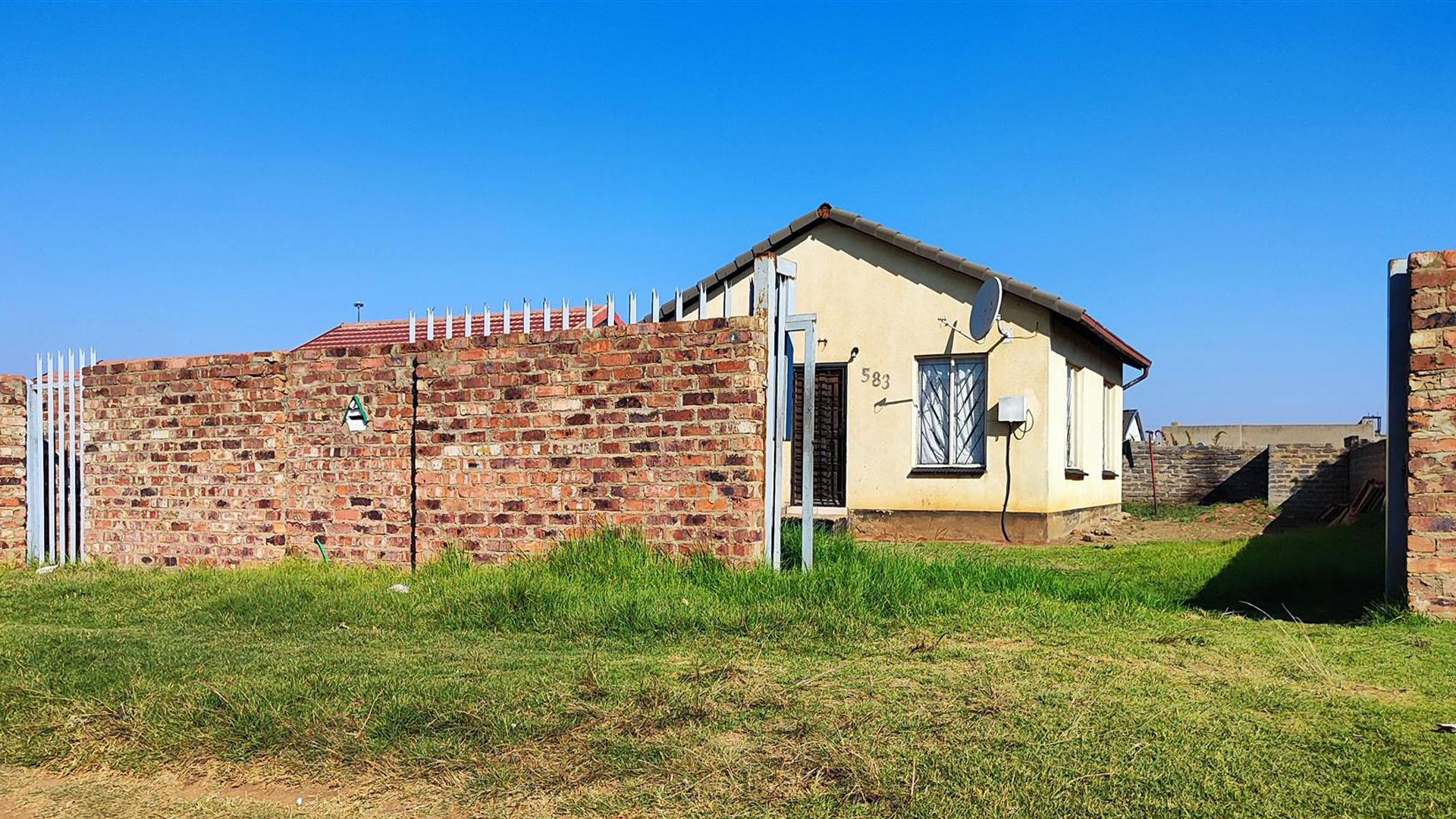 2 Bedroom House for sale in Vereeniging Central P24114565529