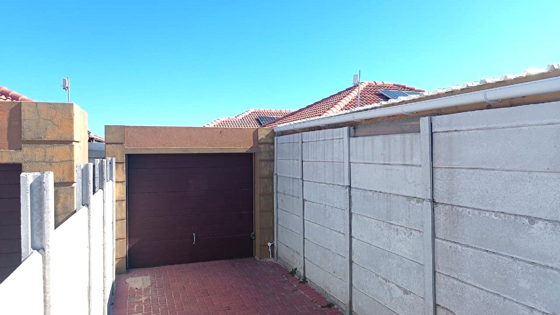 2 Bedroom House for sale in Schaapkraal P24114565674