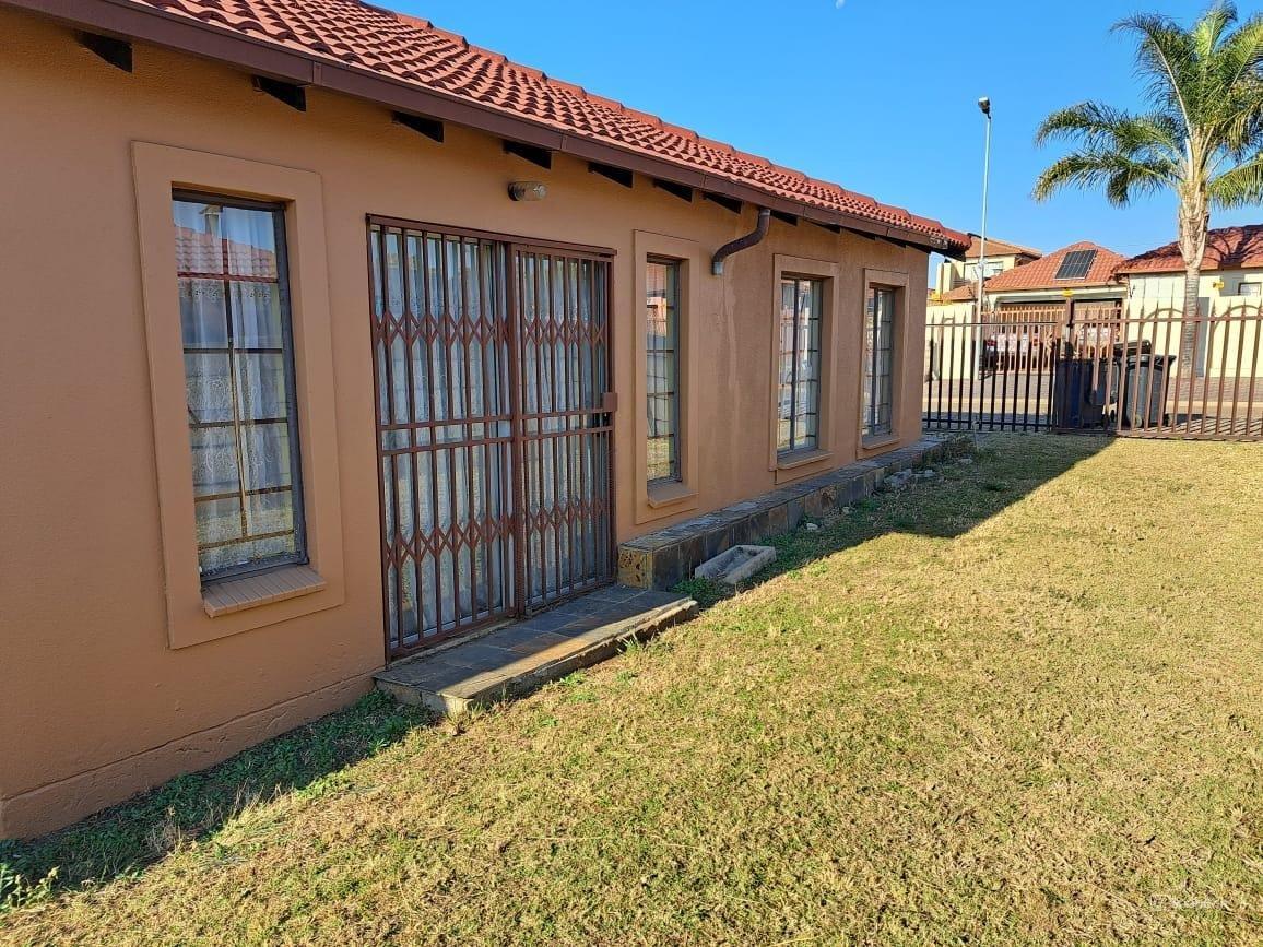 3 Bedroom House for sale in Nellmapius P24114567470