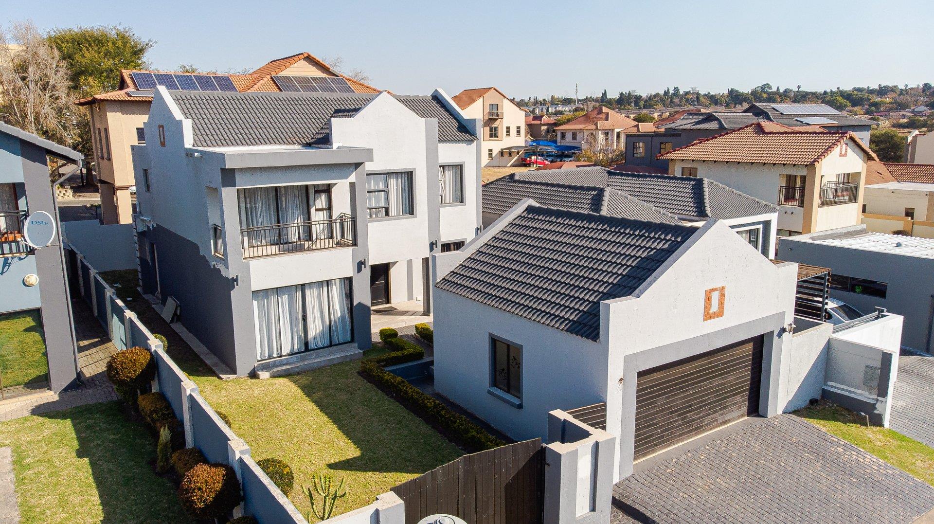 3 Bedroom House for sale in Noordwyk Midview Village, 5 14th Road