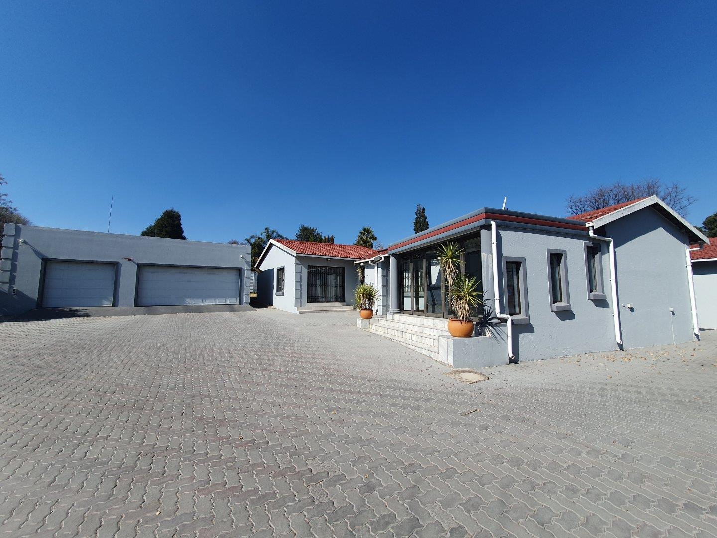 4 Bedroom House for sale in Buccleuch P24114570016