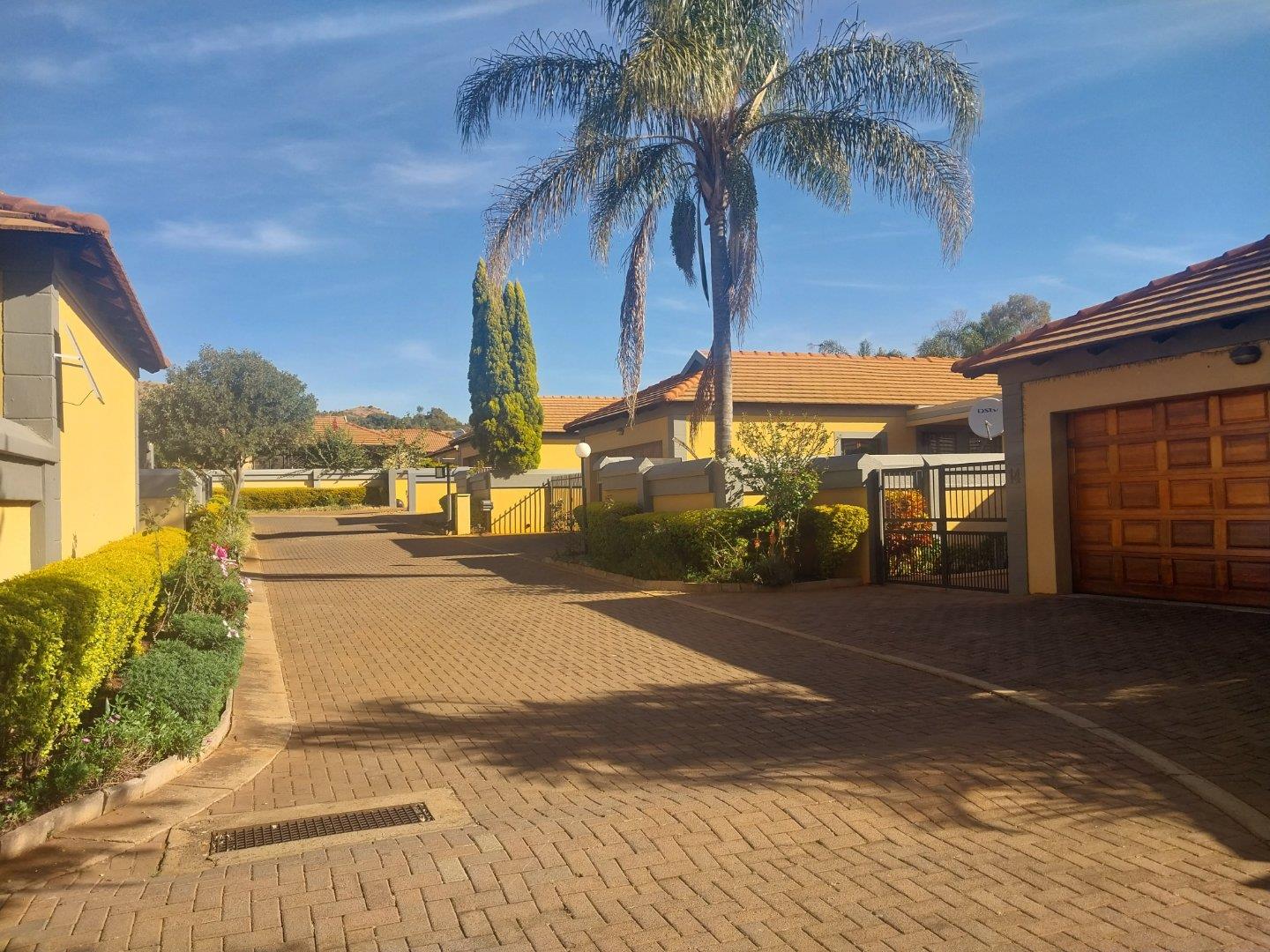 2 Bedroom House for sale in Heatherview P24114572255