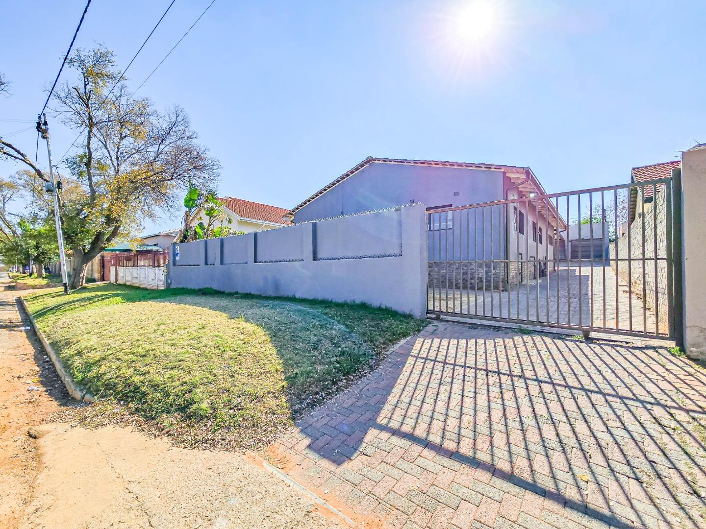 2 Bedroom House for sale in Roodepoort North 97 8th Avenue P24