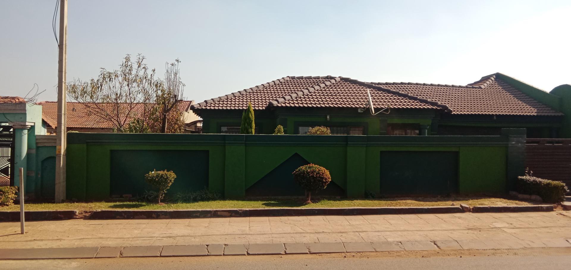 3 Bedroom House for sale in Roodekop P24114575860