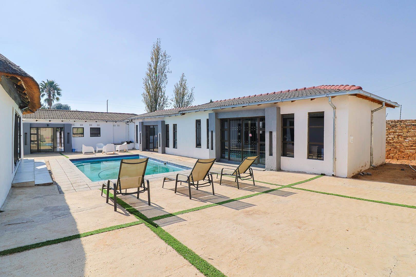 4 Bedroom House for sale in Lenasia Ext 10 P24114576185