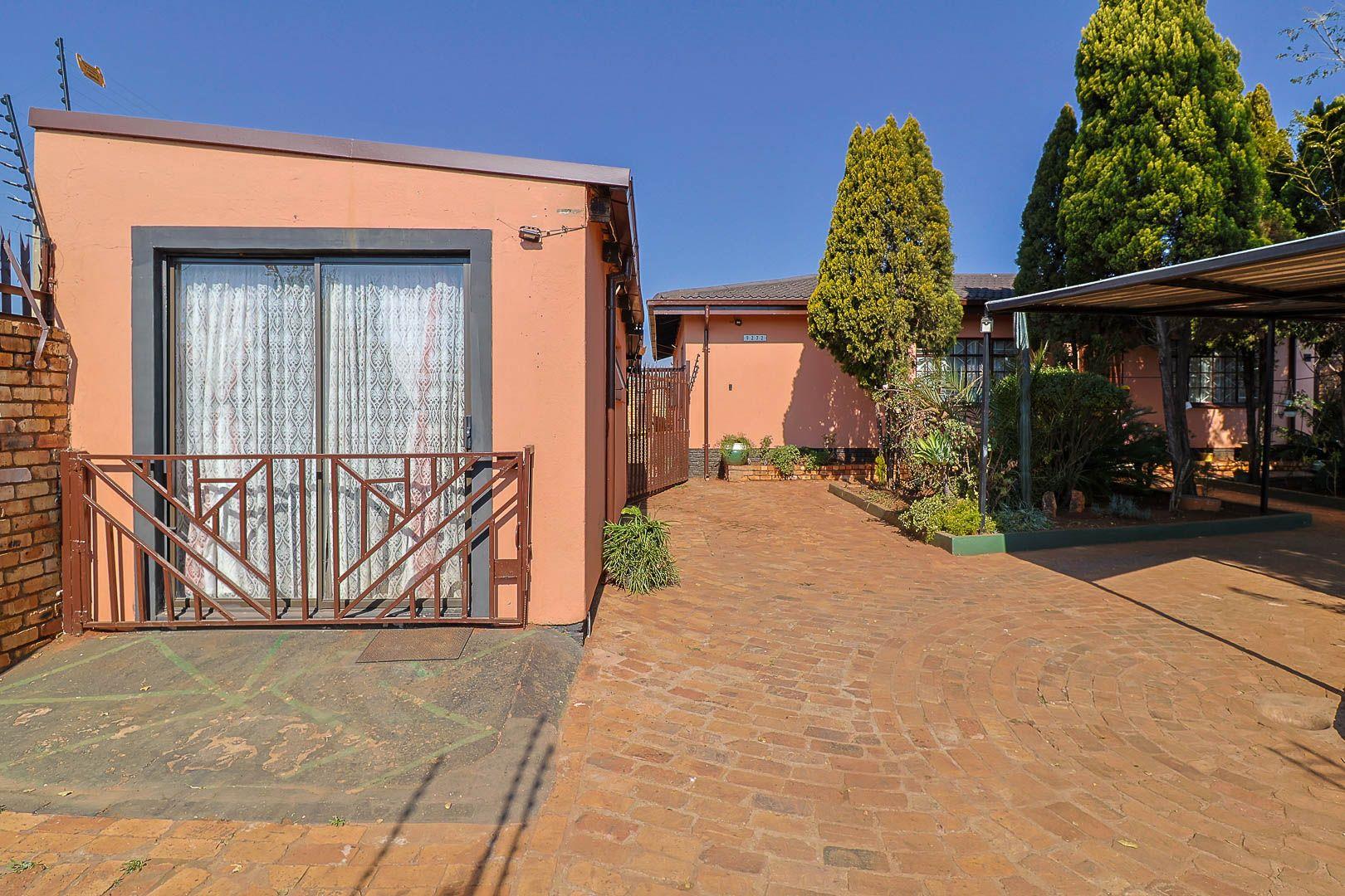 3 Bedroom House for sale in Lenasia Ext 10 P24114576215