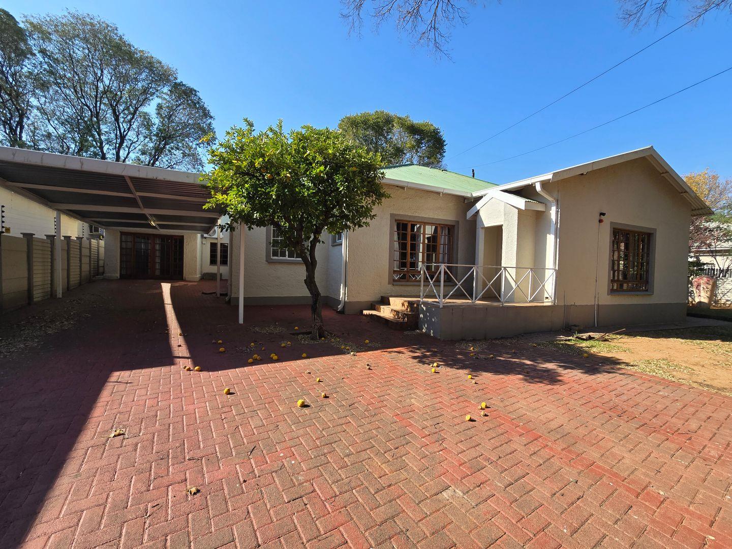 4 Bedroom House for sale in Westdene P24114576271