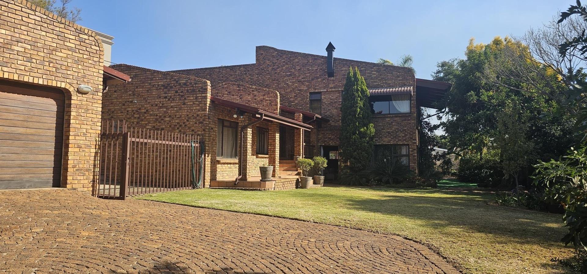 4 Bedroom House for sale in Glenvista 19rds Rodene Avenue P24