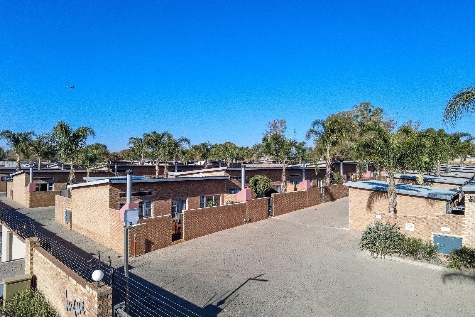 3 Bedroom Townhouse to rent in Glen Marais P24114579460