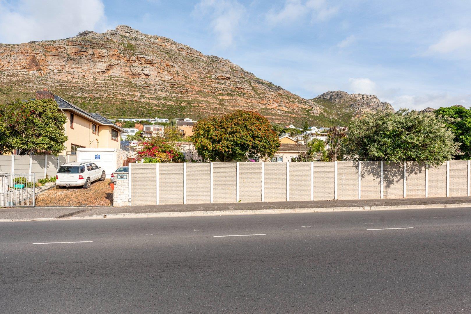 4 Bedroom House for sale in Lakeside P24114580677