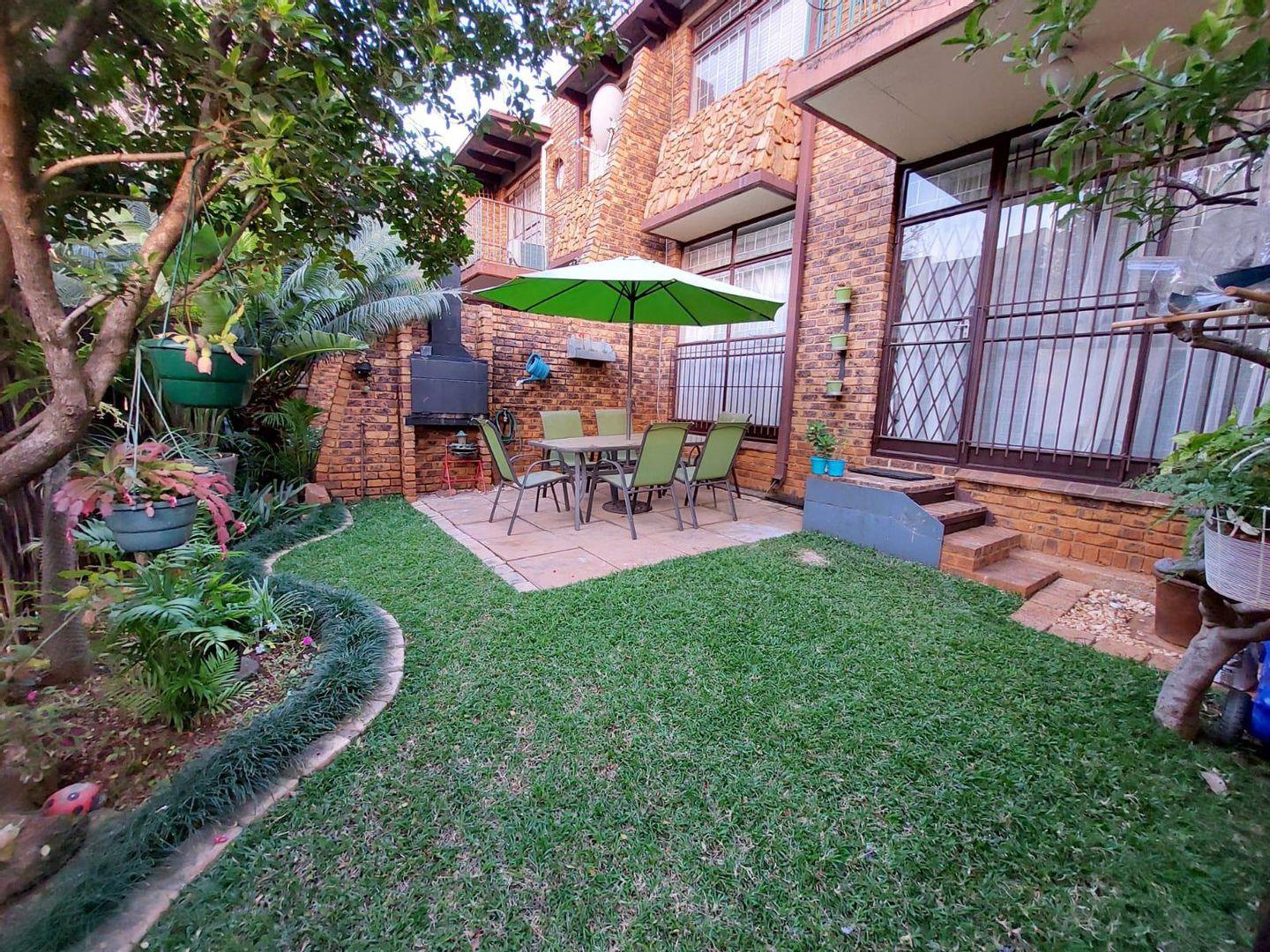 3 Bedroom Townhouse for sale in Val De Grace P24114580837