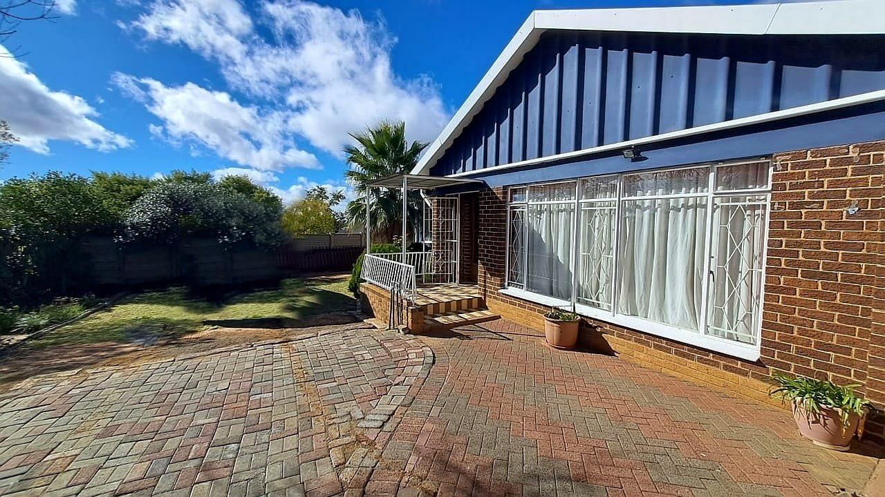 4 Bedroom House for sale in Fleurdal P24114564573