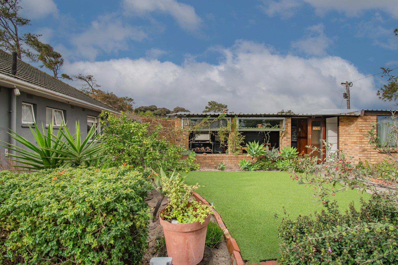 4 Bedroom House for sale in Bothasig P24114581993