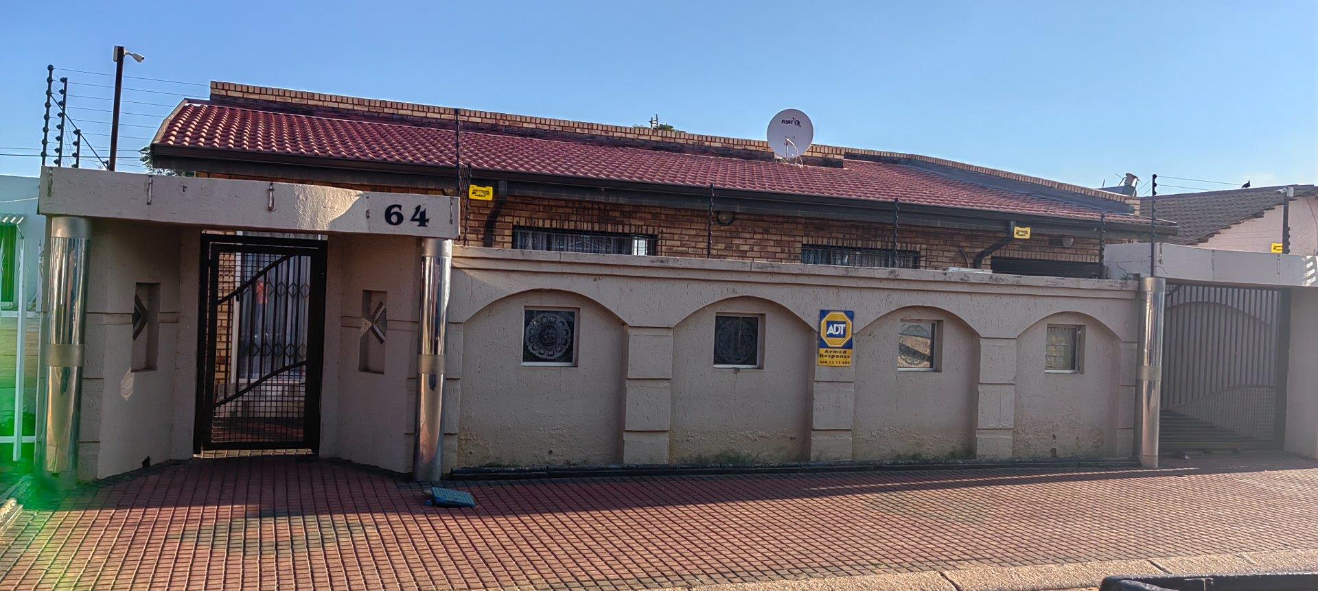 3 Bedroom House for sale in Lenasia Ext 10 64 Shaba Crescent P24