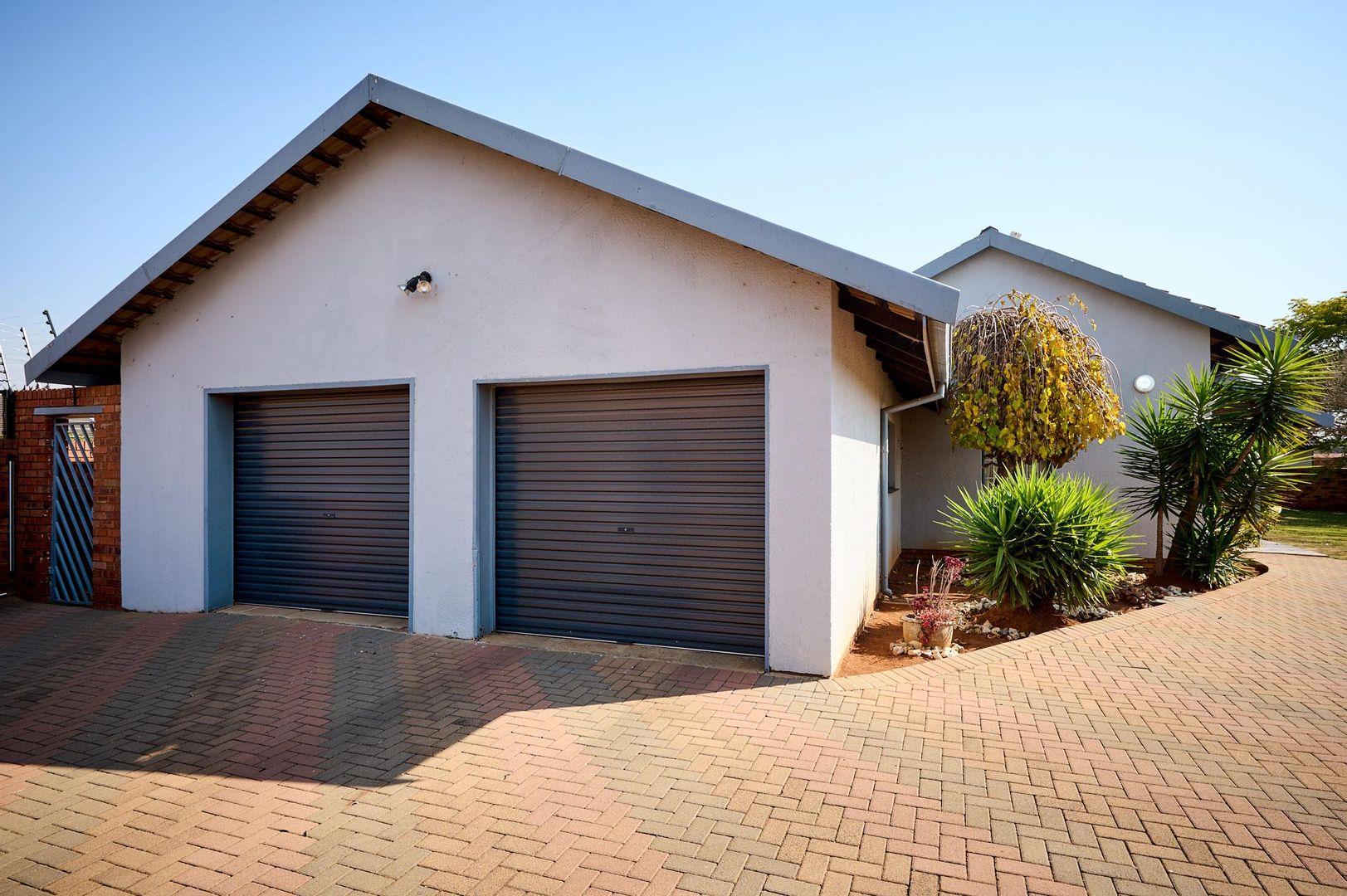 3 Bedroom House for sale in Lenasia Ext 11 P24114585023