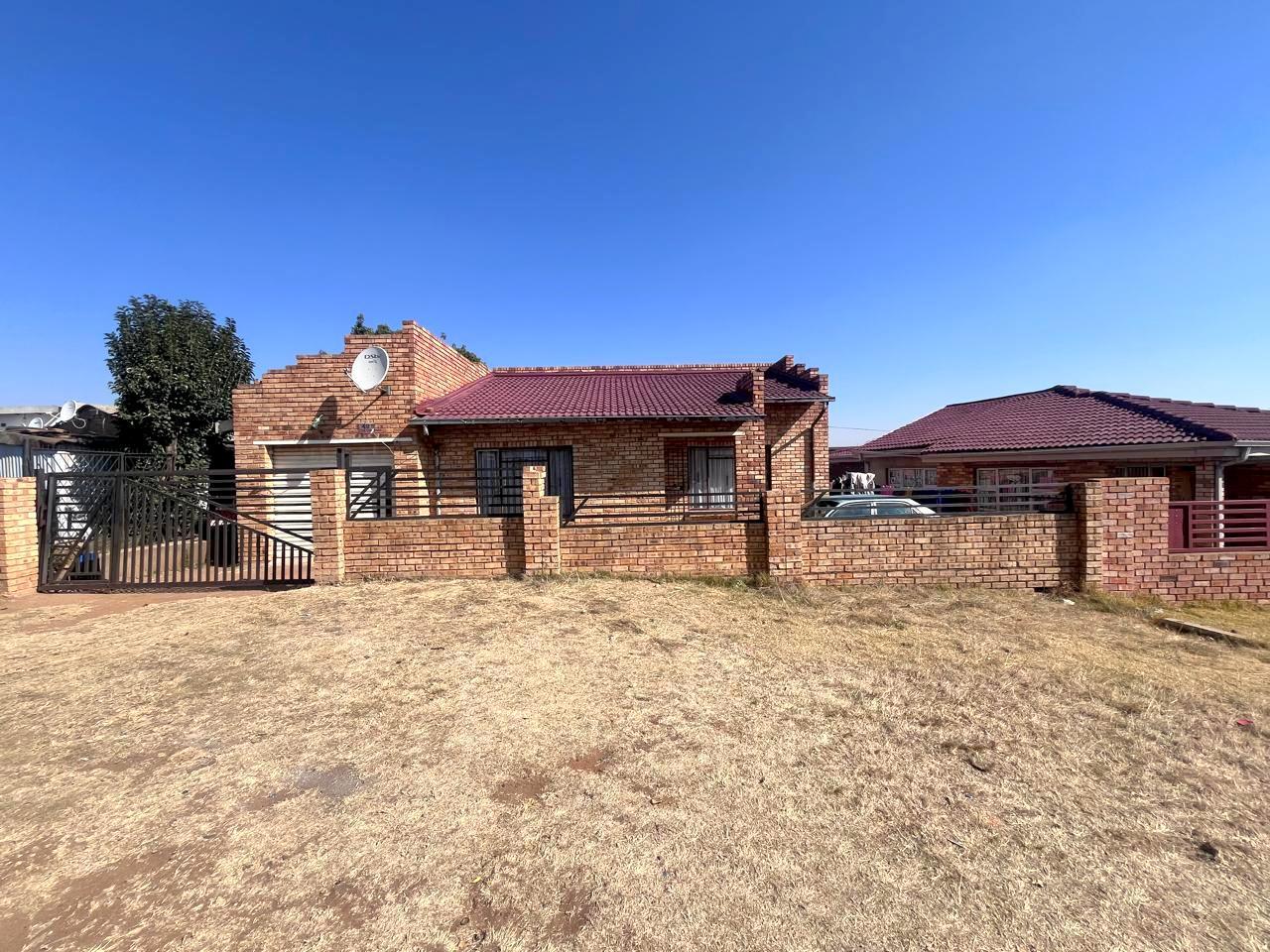 3 Bedroom House for sale in Diepkloof P24114585256