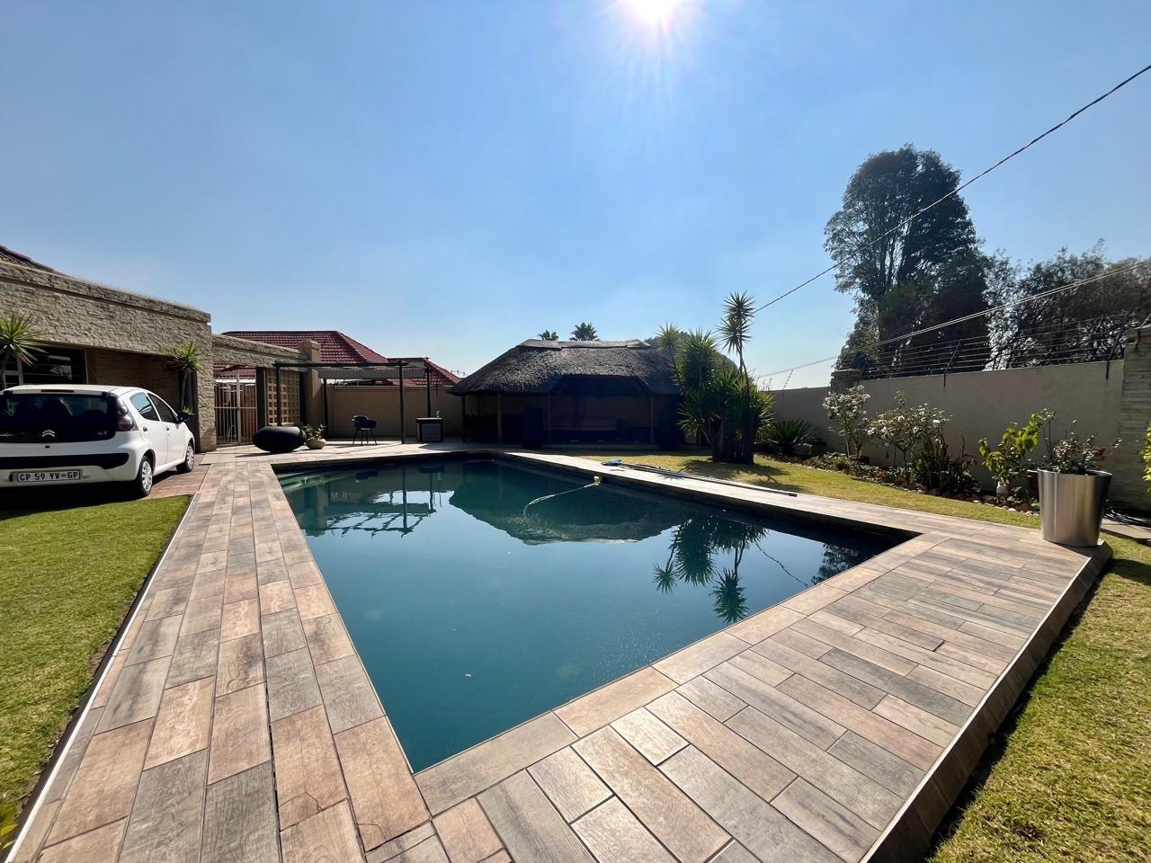 4 Bedroom House for sale in Robertsham P24114585500