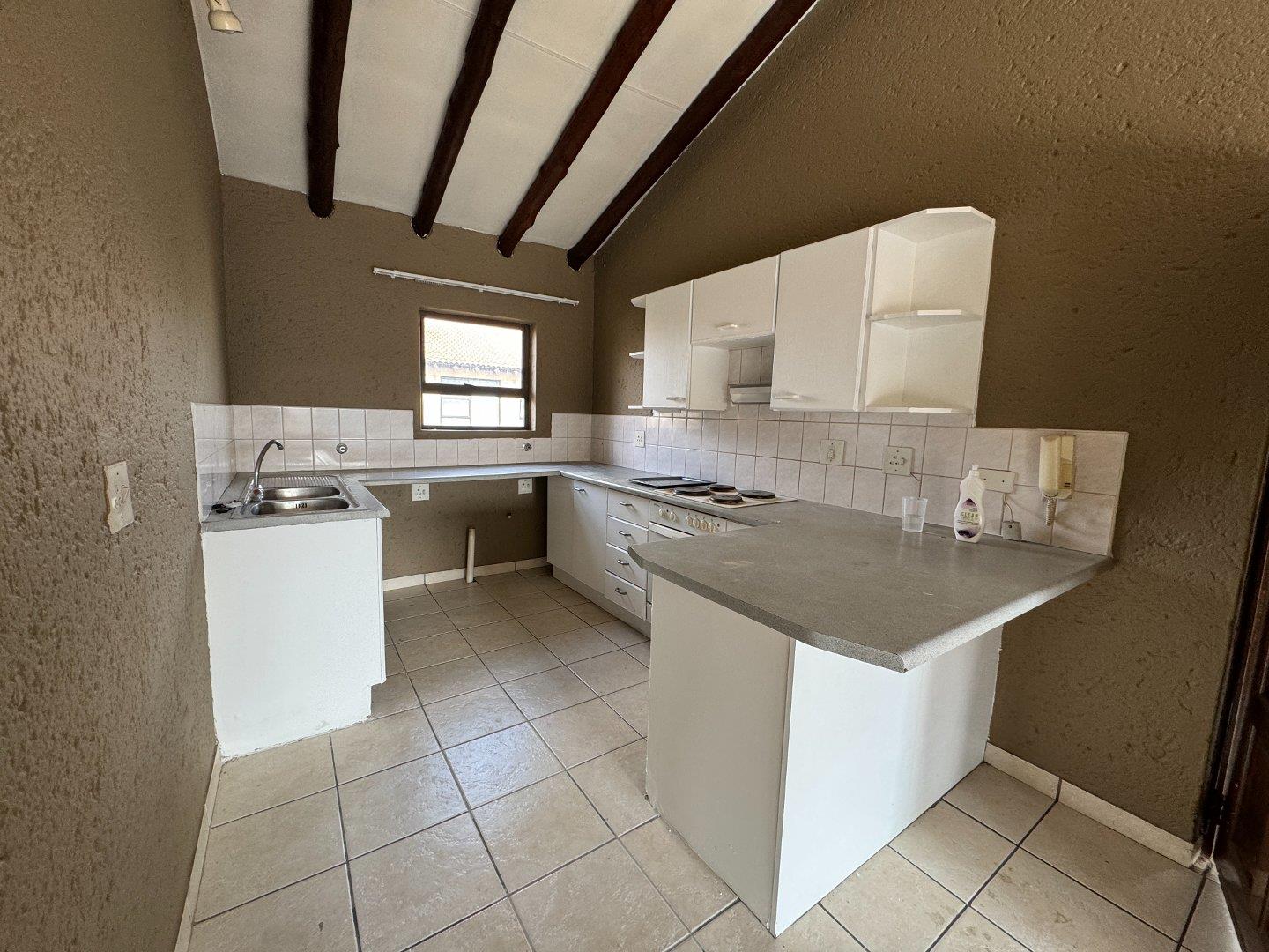 2 Bedroom Townhouse to rent in Lakefield P24114585636