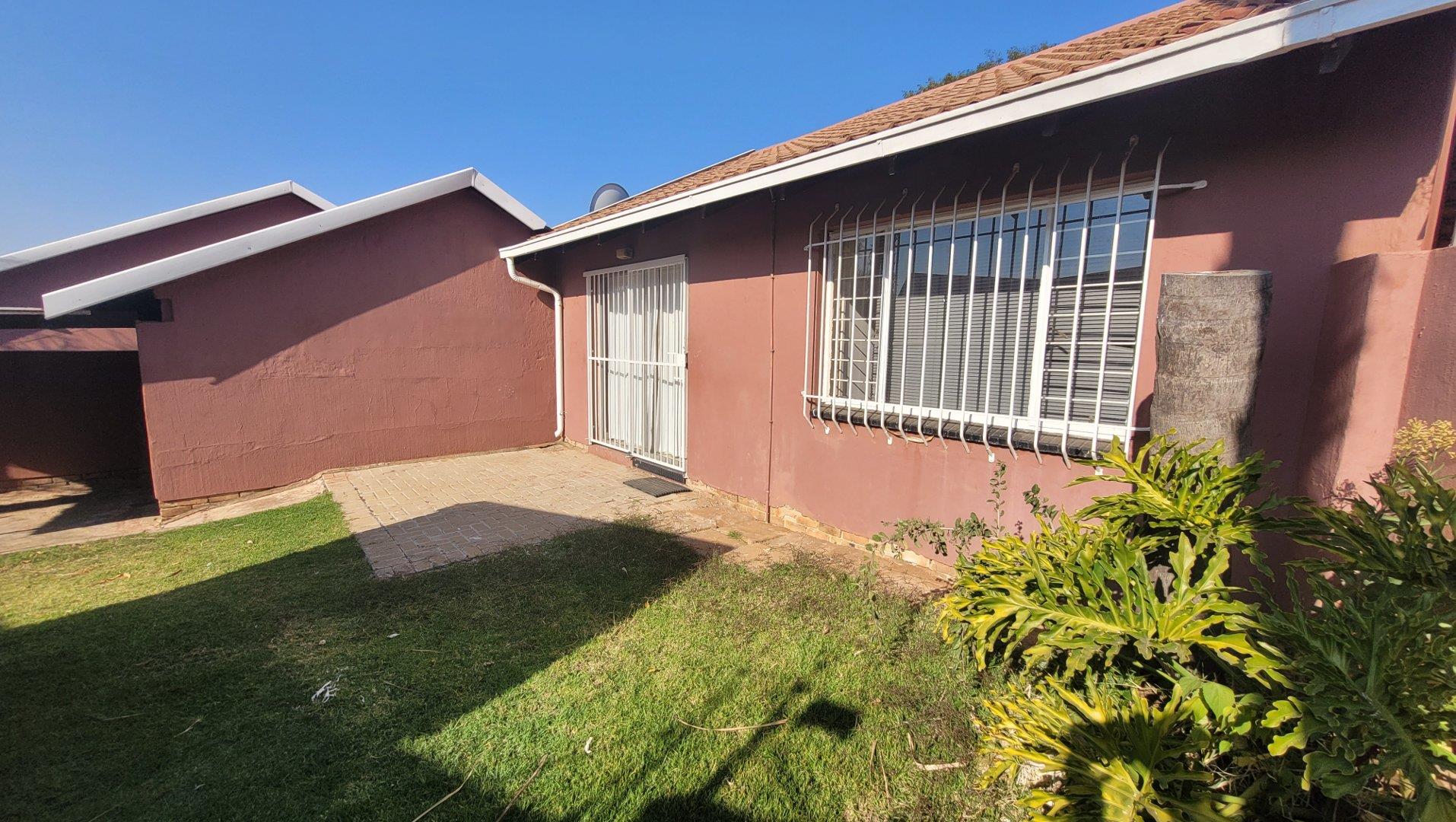 2 Bedroom Apartment / flat for sale in Sundowner 12345 Strawberry