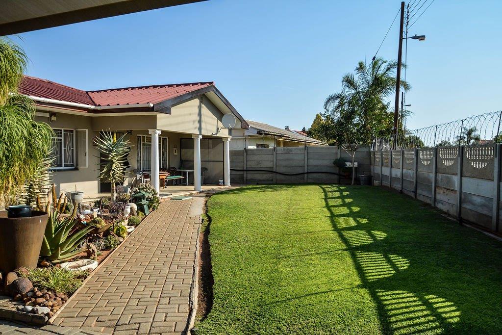 3 Bedroom House for sale in Vanrhynsdorp 553 Ptn Of 547 P24114586579