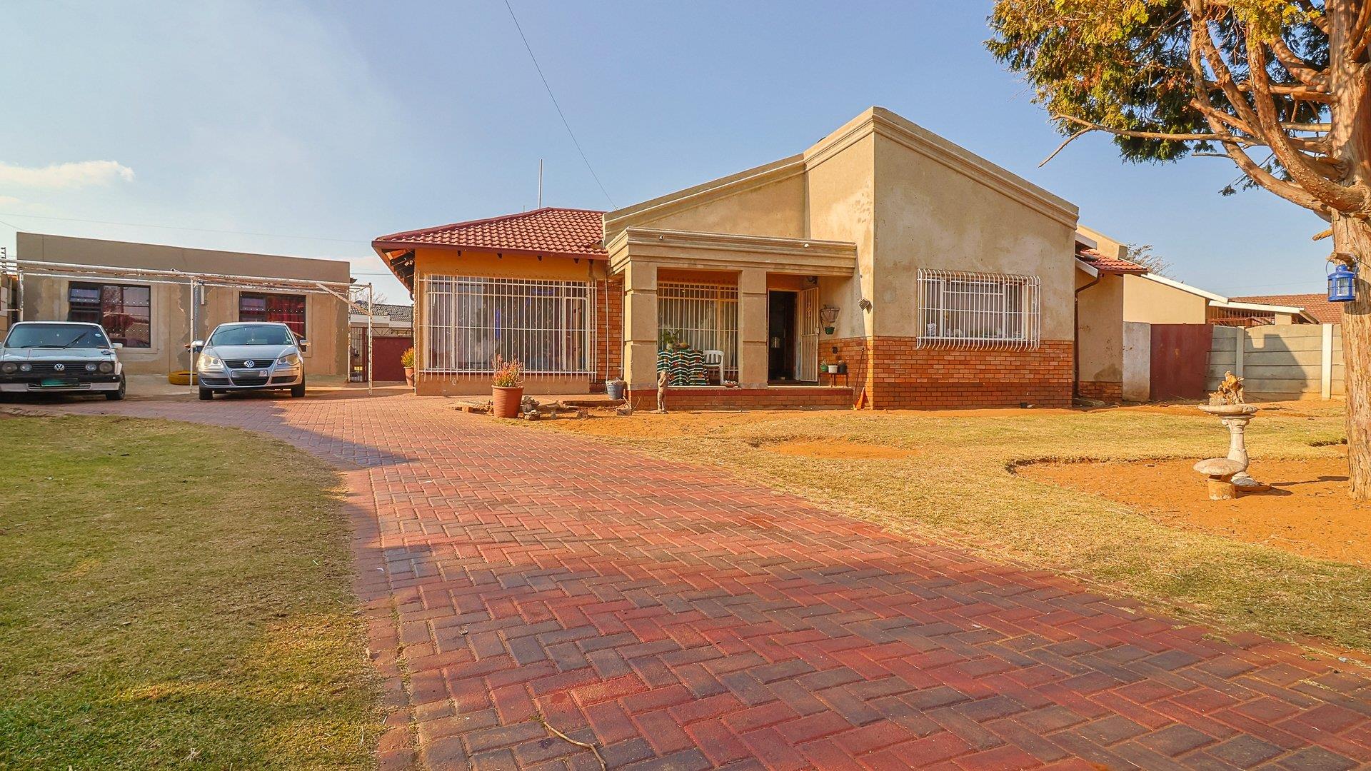 3 Bedroom House for sale in Witpoortjie P24114555355