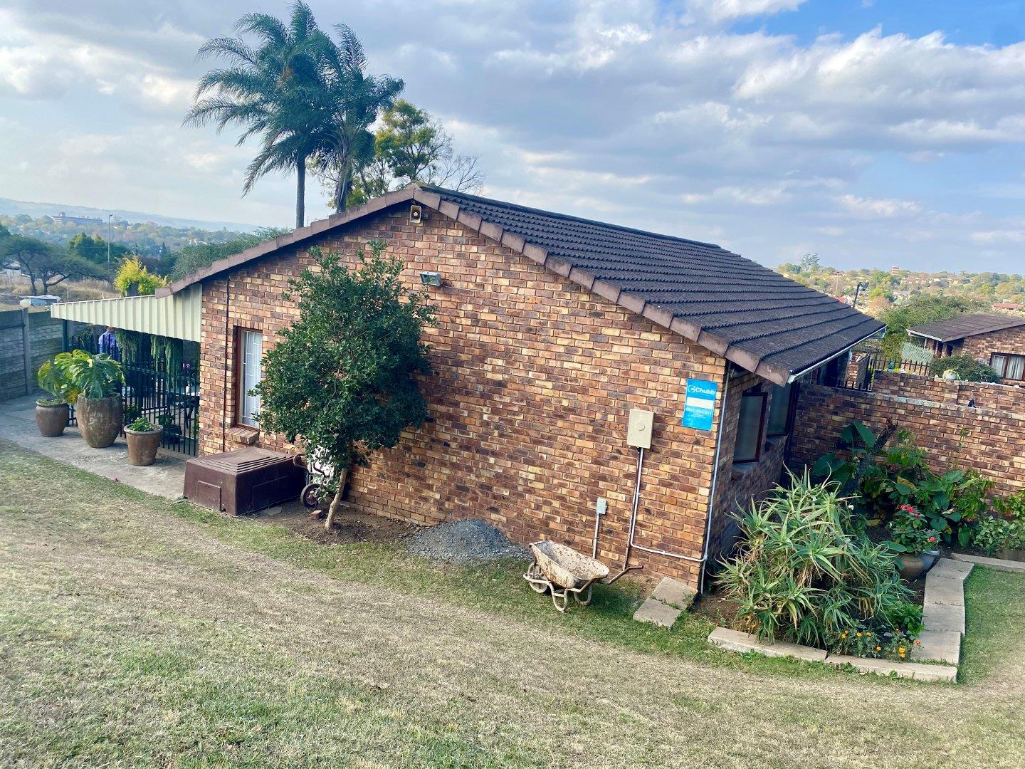 2 Bedroom Townhouse for sale in Bisley P24114590271