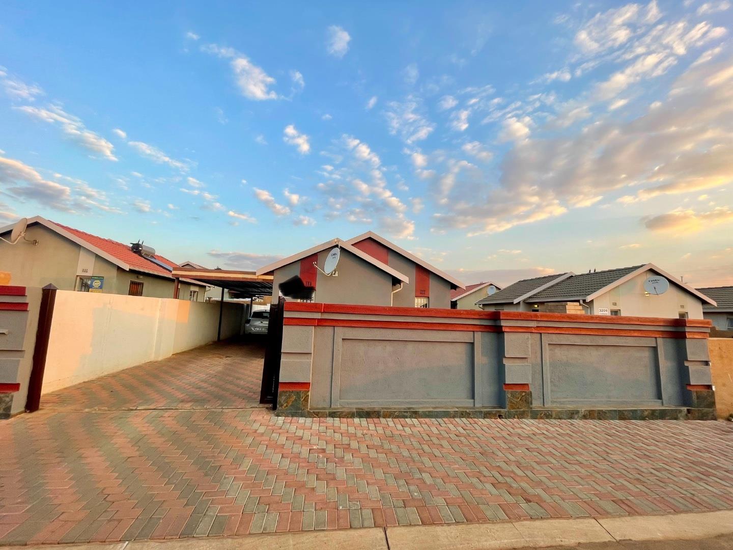 3 Bedroom House for sale in Rosslyn P24114591459