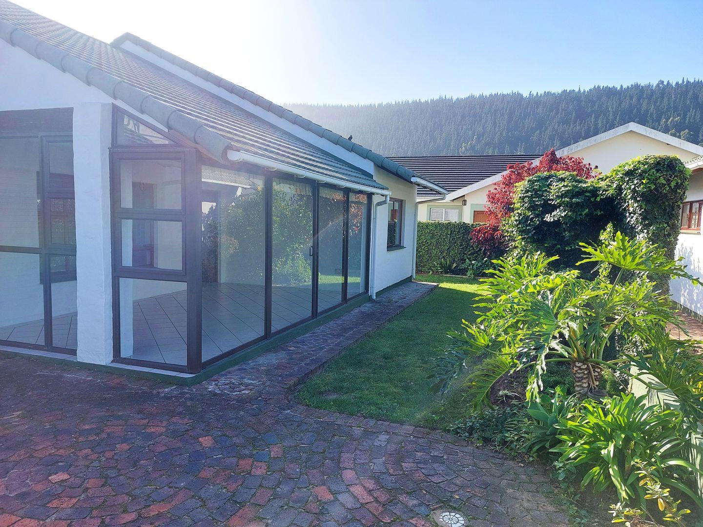 3 Bedroom Townhouse for sale in Meedingsride P24114593159