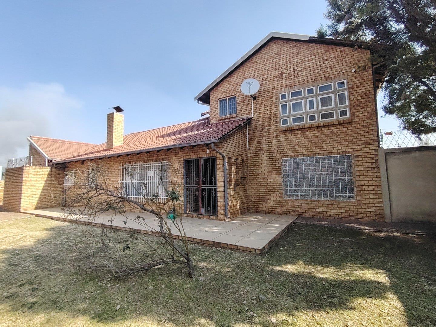 3 Bedroom House for sale in Bakerton P24114593098