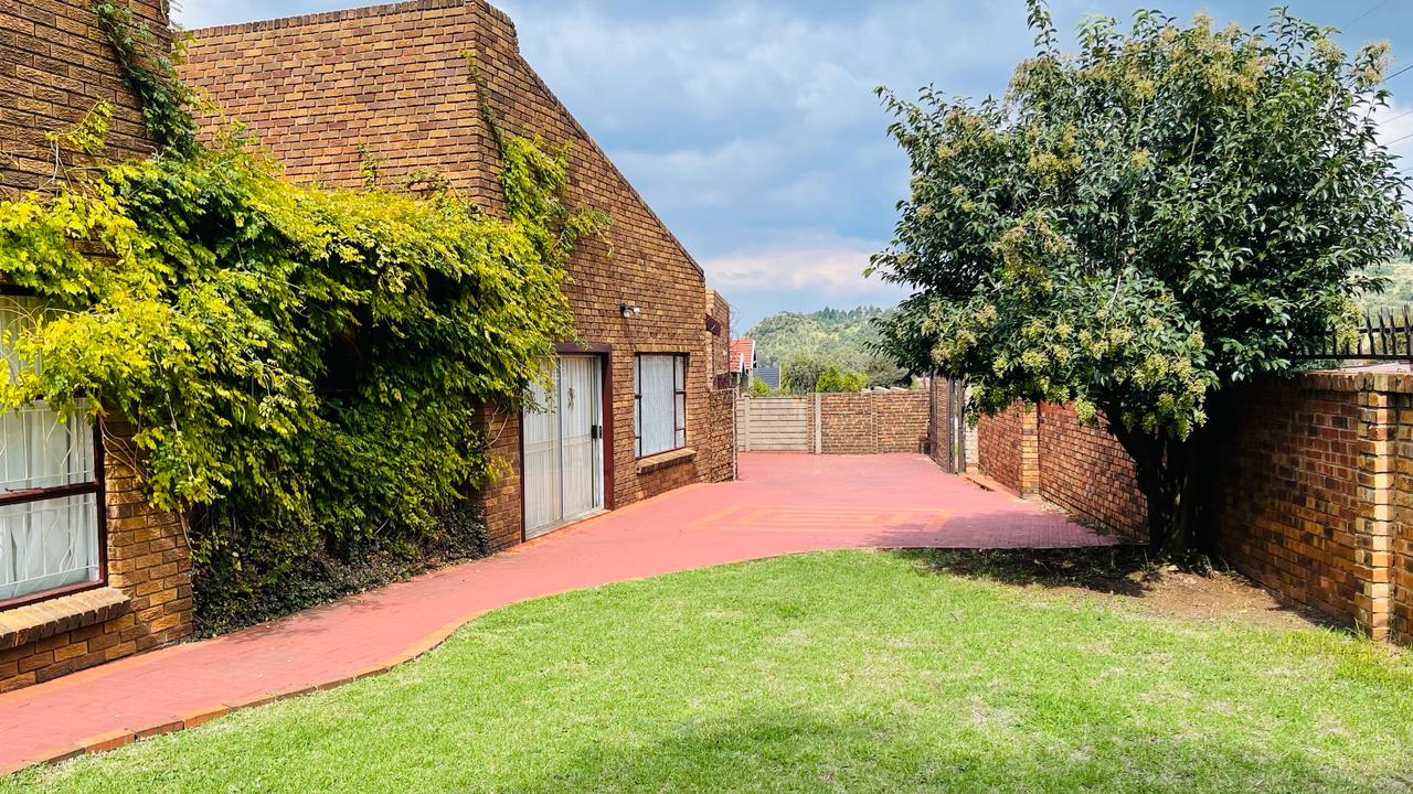 4 Bedroom House for sale in Meredale P24114593602