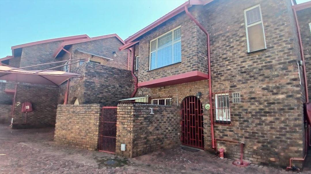 3 Bedroom Townhouse for sale in Birchleigh North P24114594501