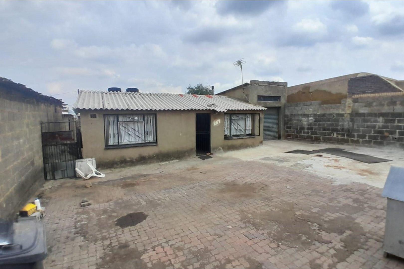 2 Bedroom House for sale in Meadowlands West P24114594677