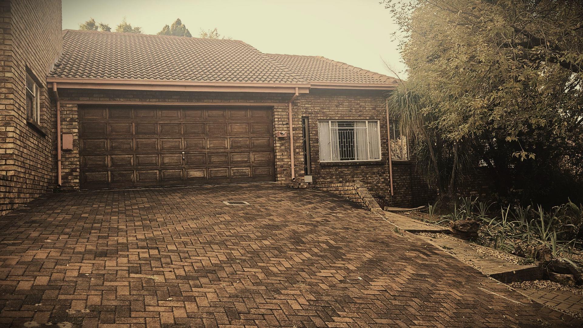 3 Bedroom House for sale in Erasmuskloof P24114595040