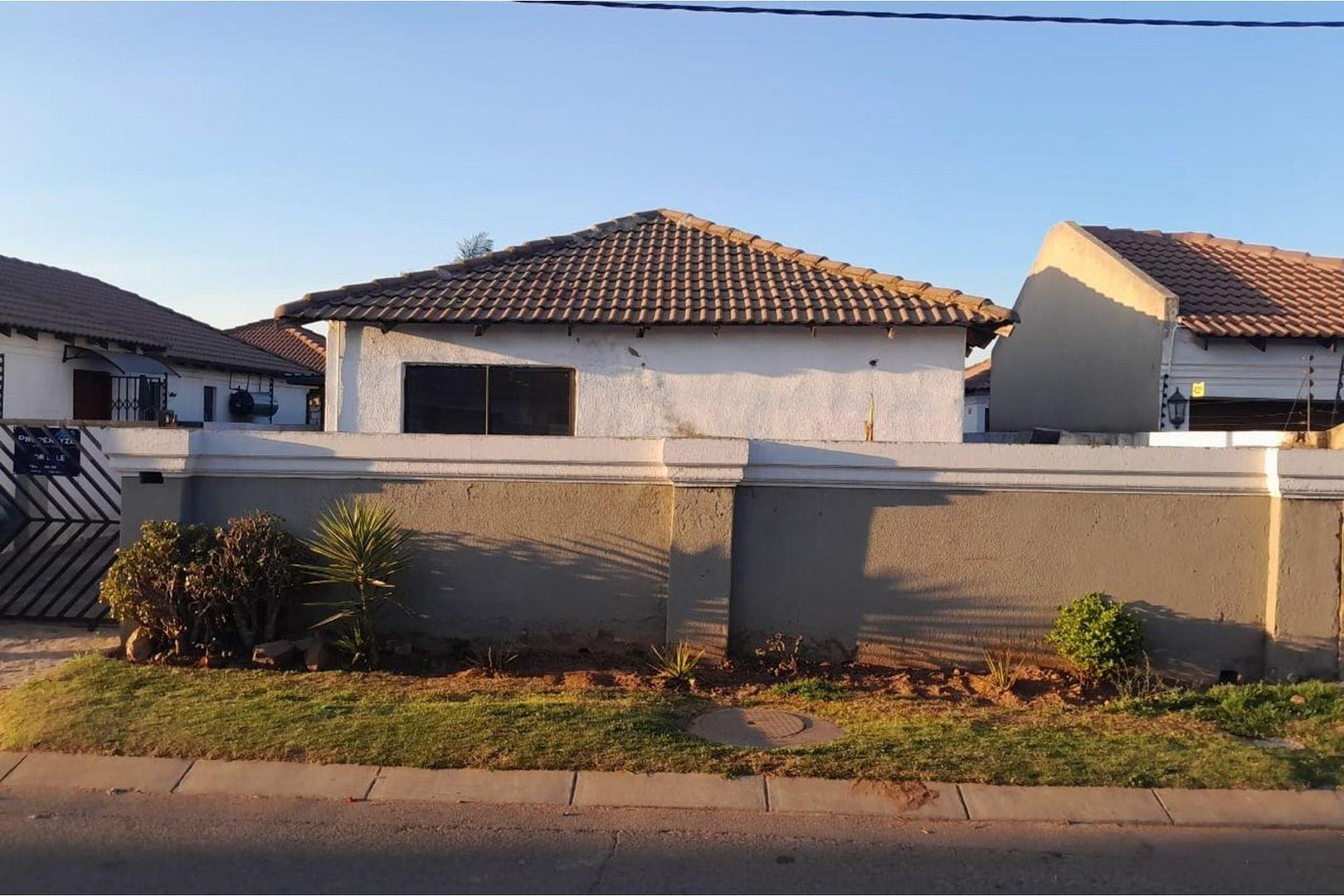 3 Bedroom House for sale in Riverlea P24114595875