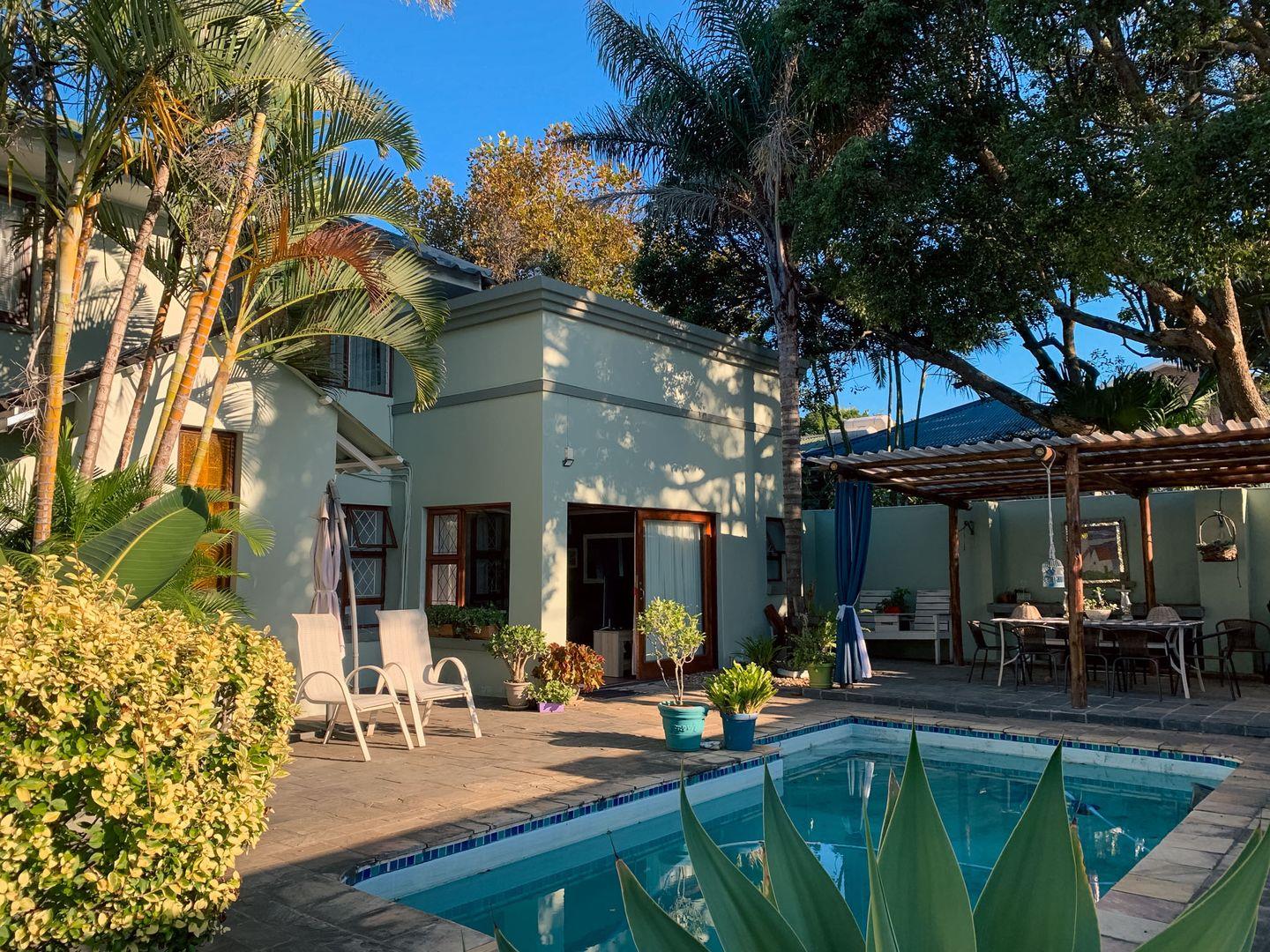 4 Bedroom House for sale in Bonza Bay P24114241889