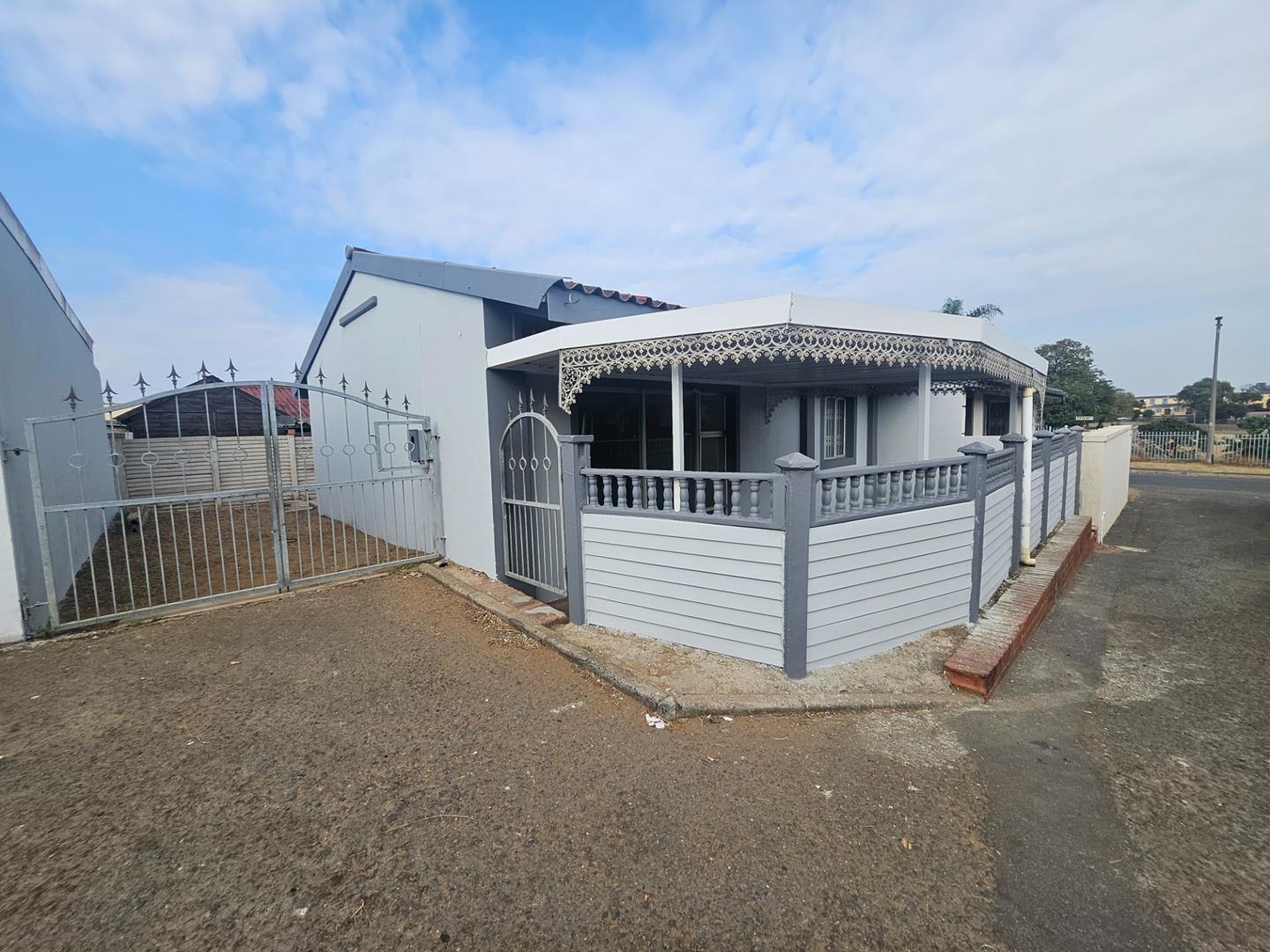 2.5 Bedroom House for sale in Austerville P24114599376