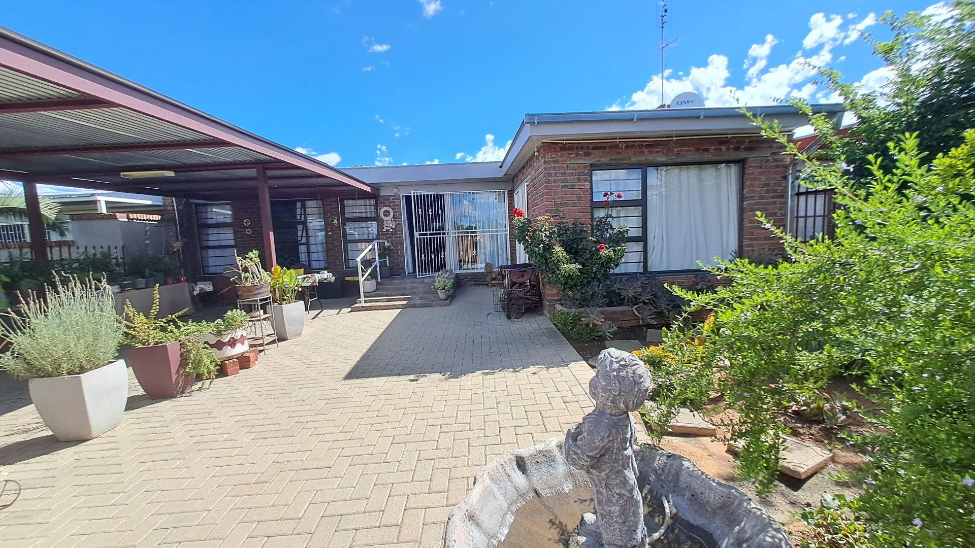 3 Bedroom Townhouse for sale in Pellissier 15 Liefdesliedjie Crescent