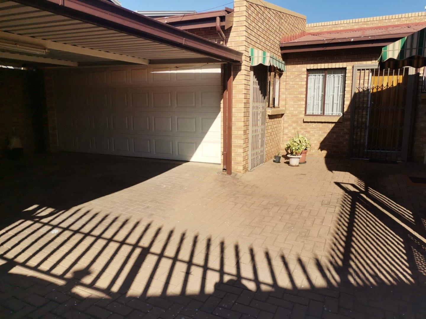 3 Bedroom House for sale in Actonville P24114601055