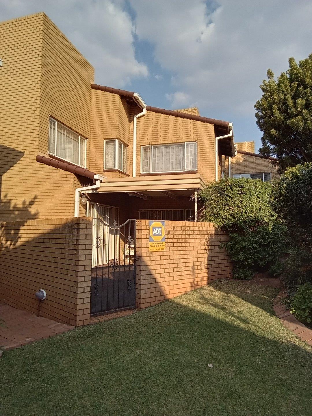 3 Bedroom Townhouse for sale in Faerie Glen P24114603296