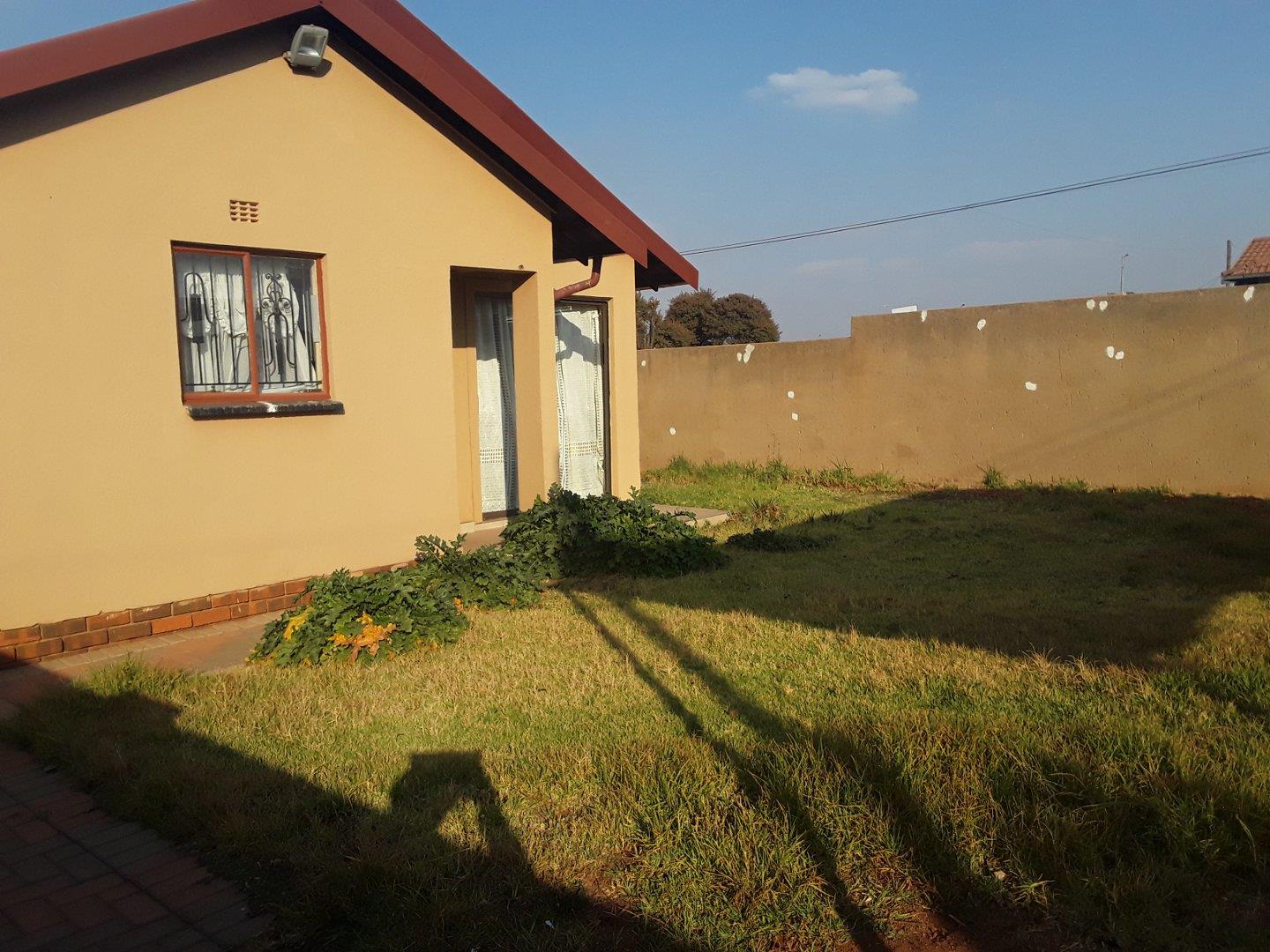 2 Bedroom House for sale in Dobsonville Ext 3 P24114603418