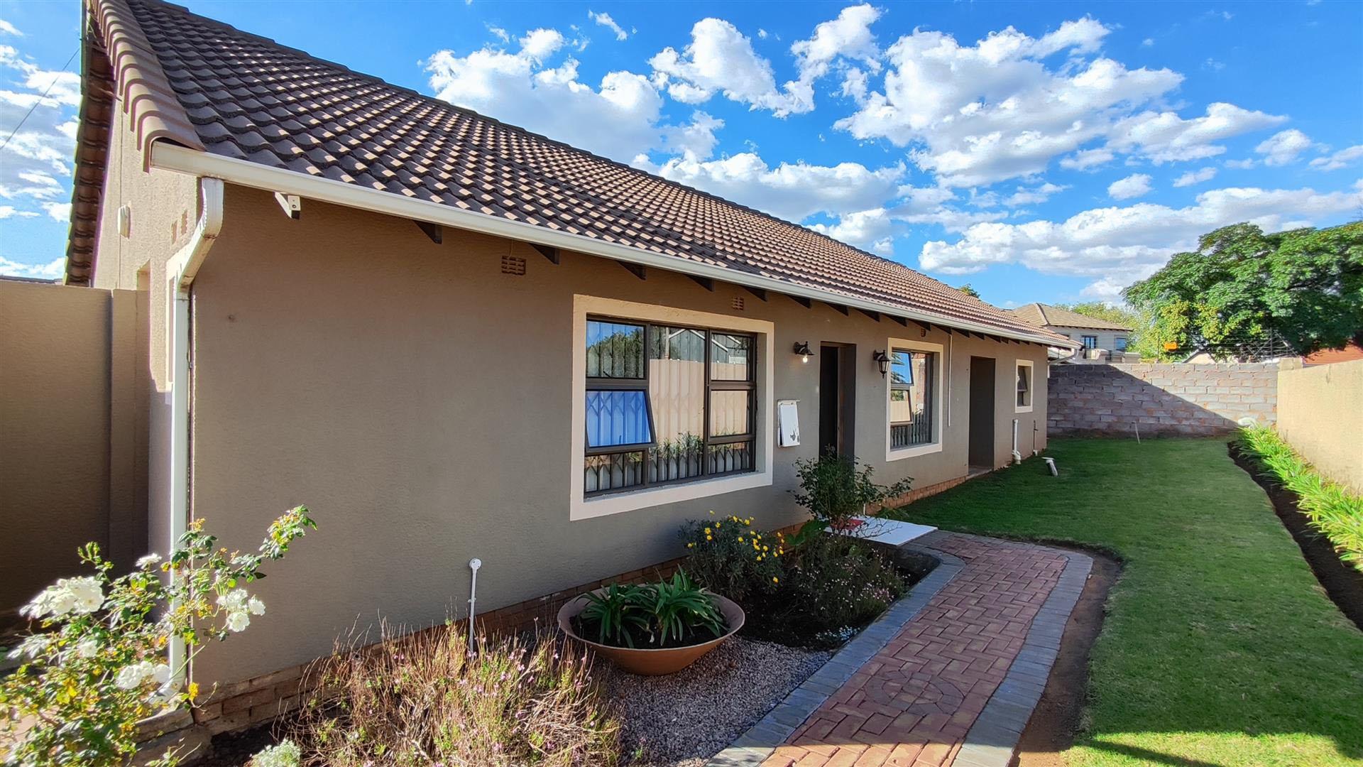 3 Bedroom House for sale in Brackendowns P24114604280