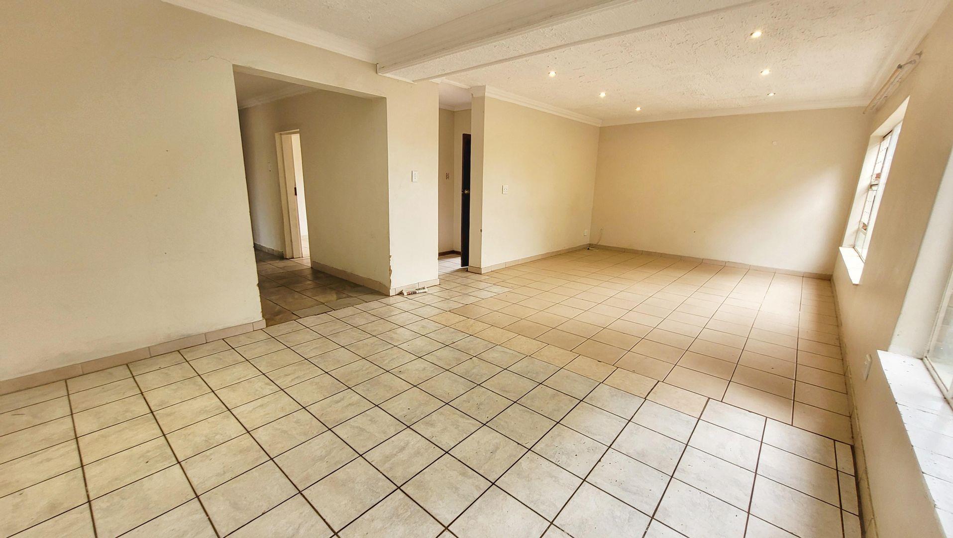 4 Bedroom House for sale in Karenpark P24114604830