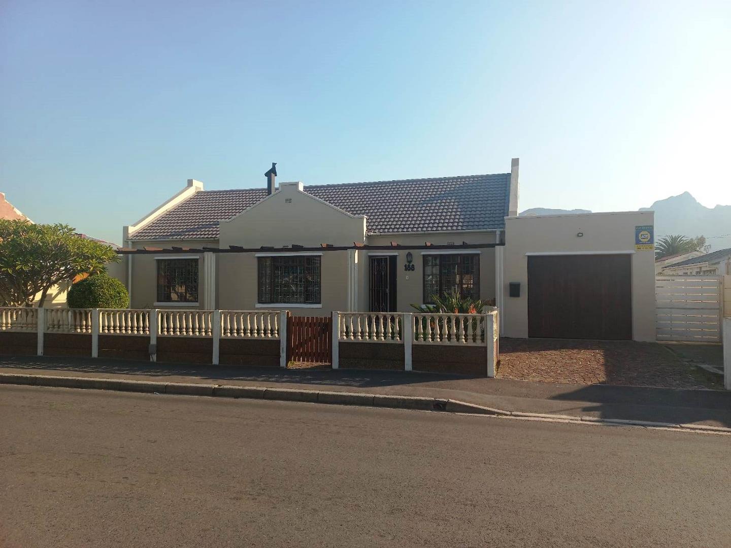 3 Bedroom House for sale in Athlone P24114606683