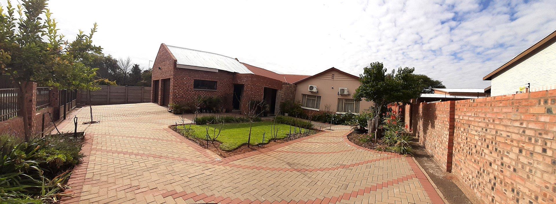 3 Bedroom House for sale in Hadison Park 21 Jan Hofmeyer Street P24