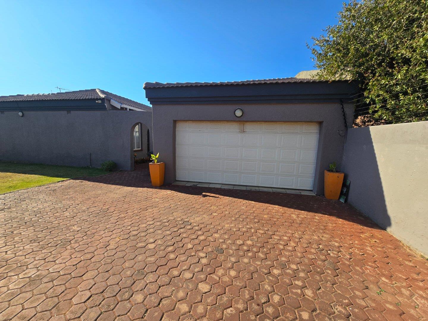 3 Bedroom House for sale in Witpoortjie 7d Oranje Street P24114607423