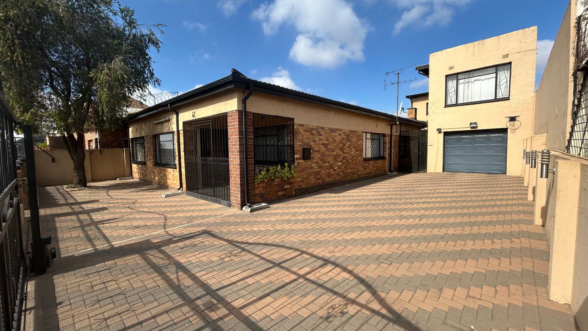 5 Bedroom House for sale in Actonville P24114607899